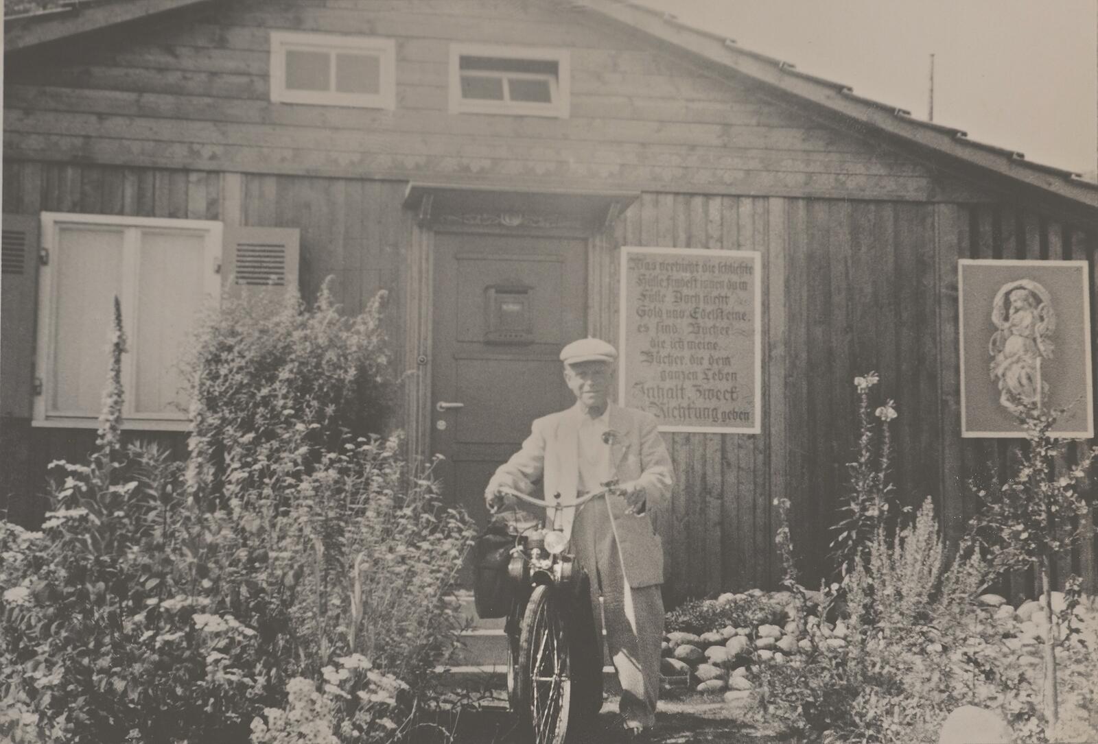 Albert Minder mit Velosolex vor seinem Dichterhäuschen, Burgdorf 1951.