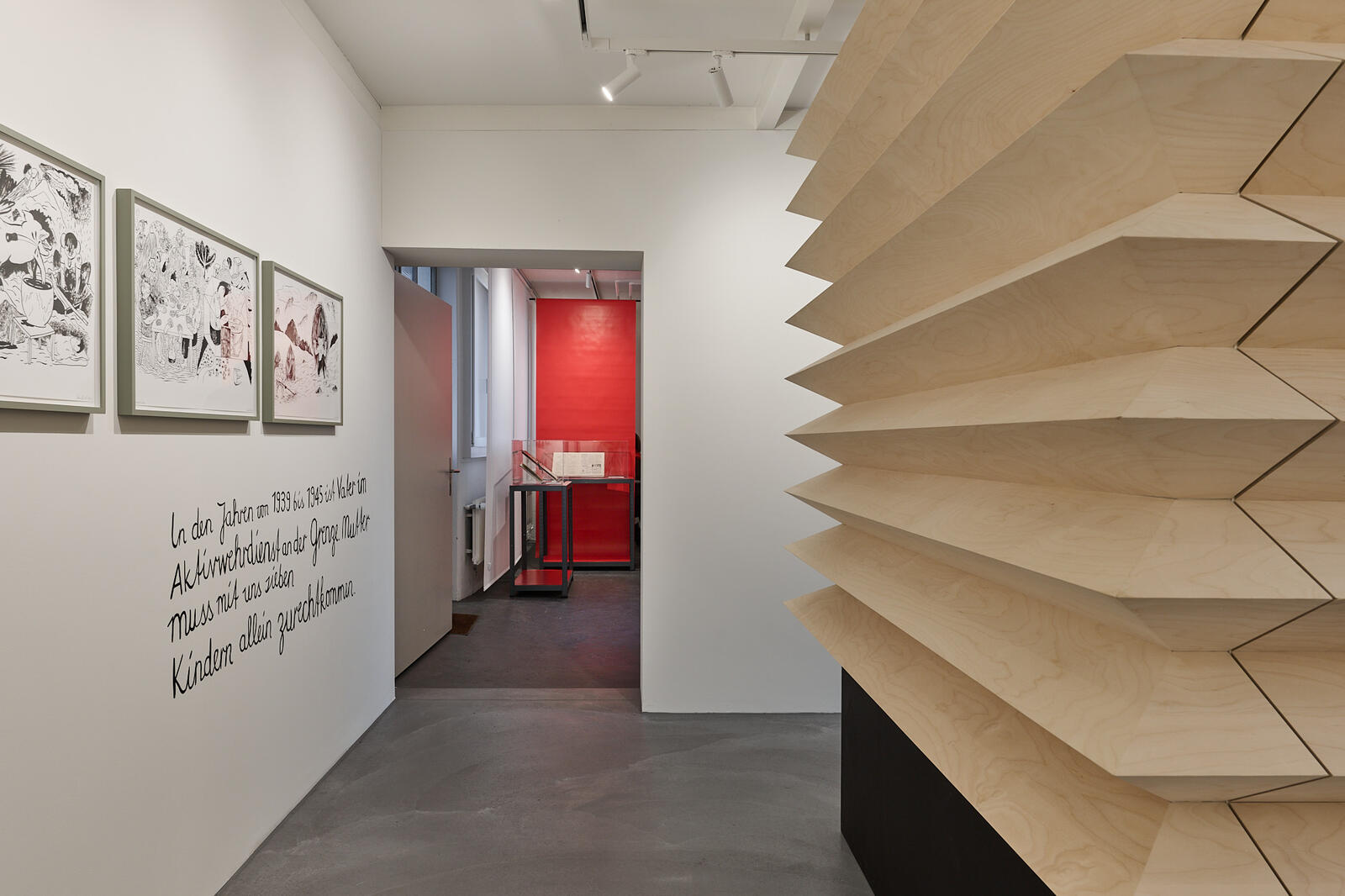 Ausstellungsansicht "Arme Schweiz", Galerie Litar. Foto: Nakarin Saisorn.