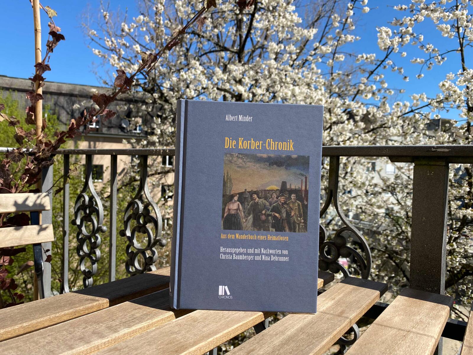 Die Korber-Chronik in einem frühlingshaften Garten