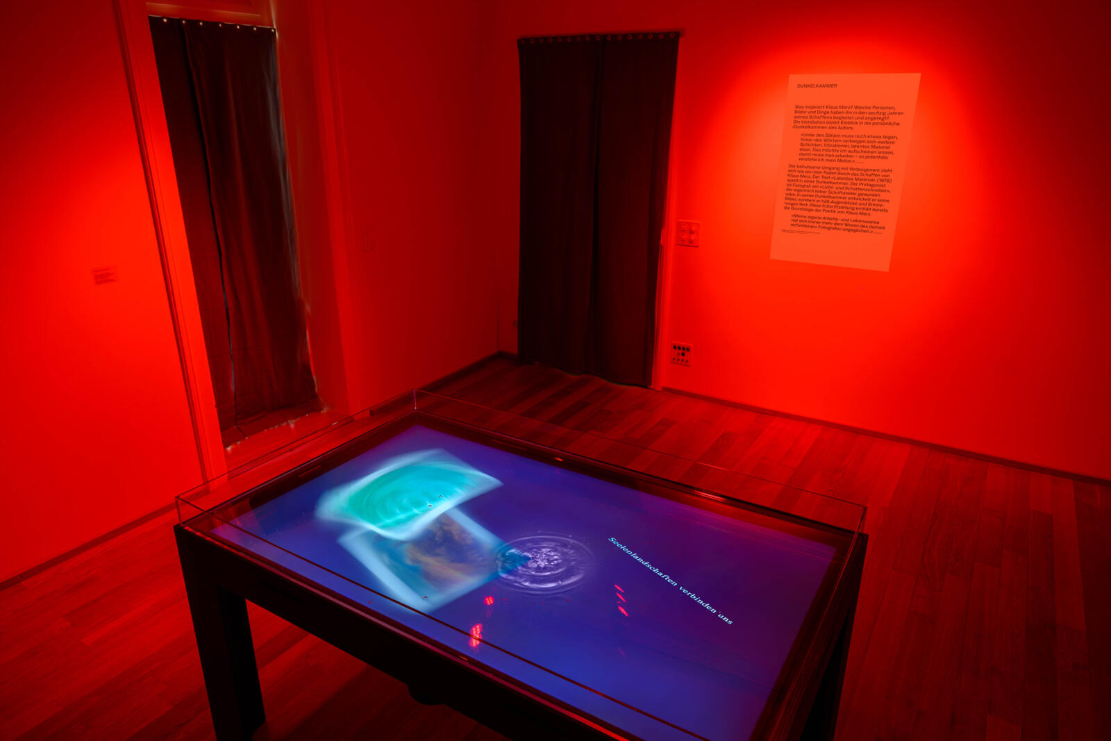 Dunkelkammer: Ausstellungsansicht Aussen ist innen